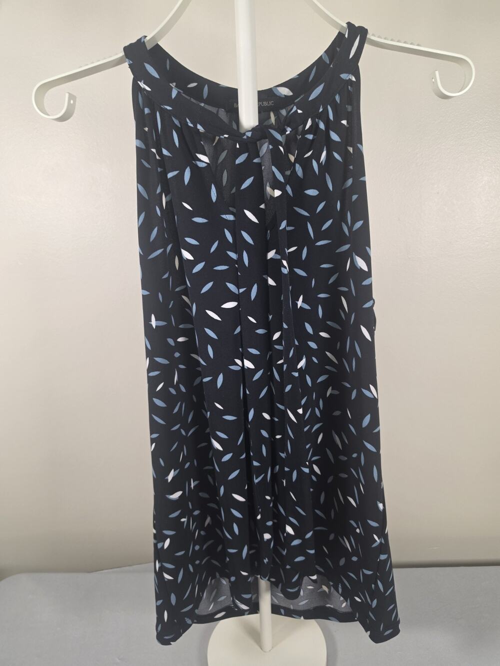 Banana Republic Women’s Sleeveless Tie Neck Blouse Size S Navy Blue White Print